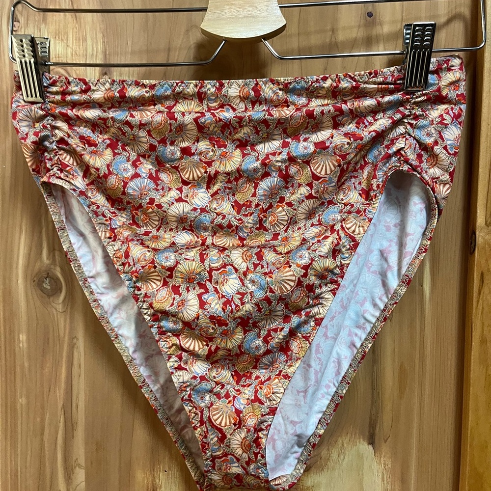 NWT Doen bikini bottom. Red Shell pattern. Size L